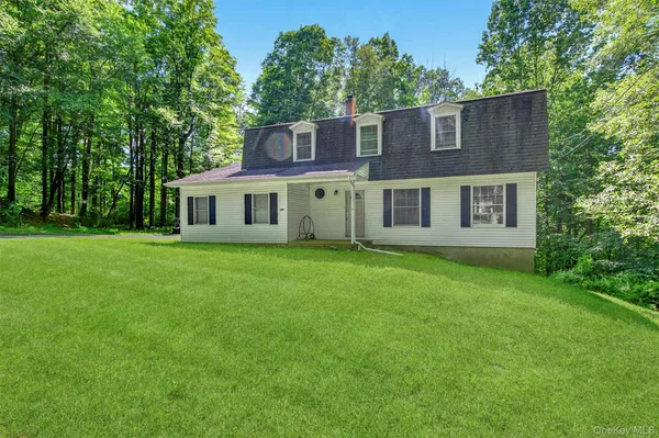 a view of a house with backyard and garden