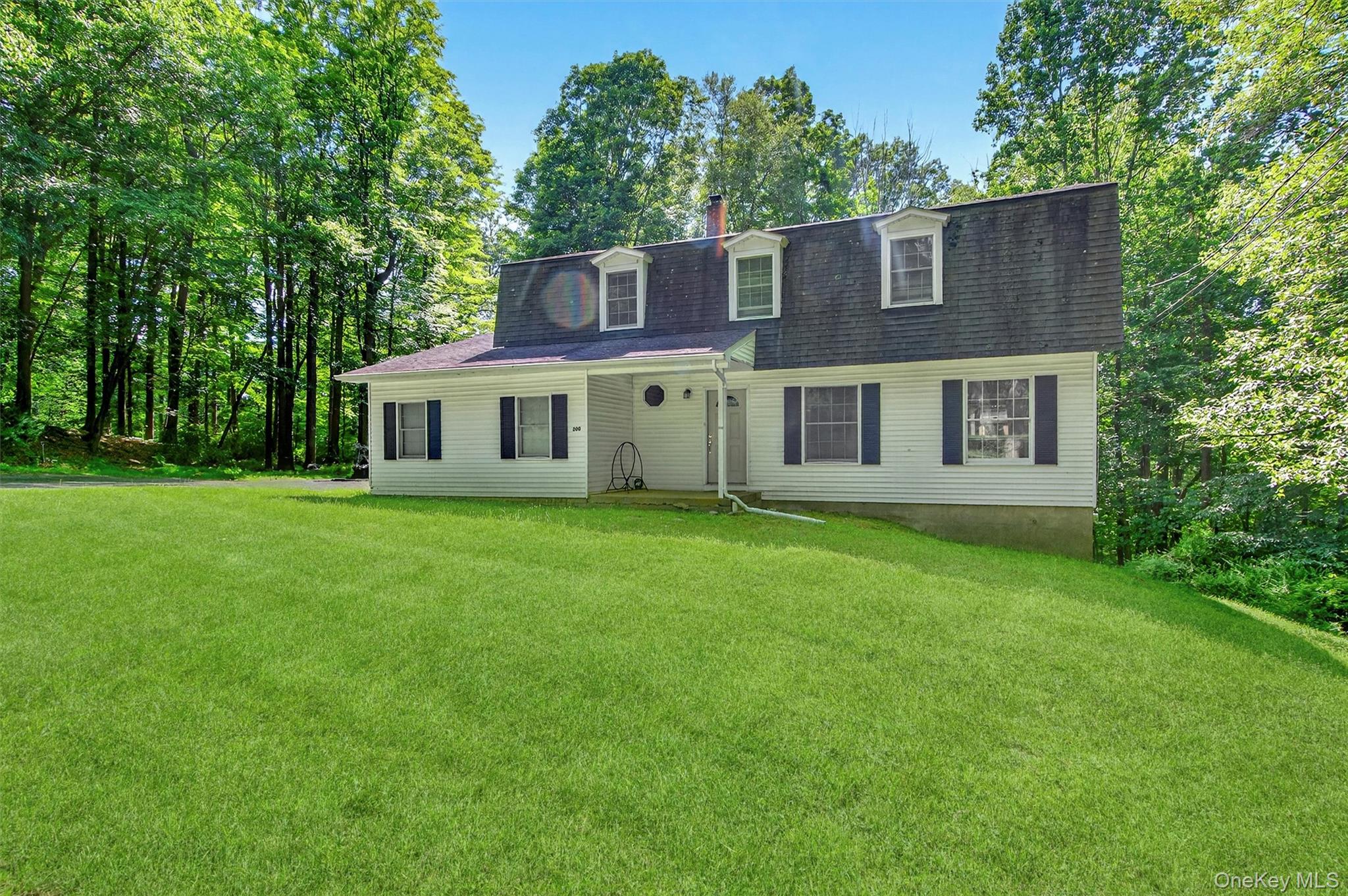a view of a house with backyard and garden