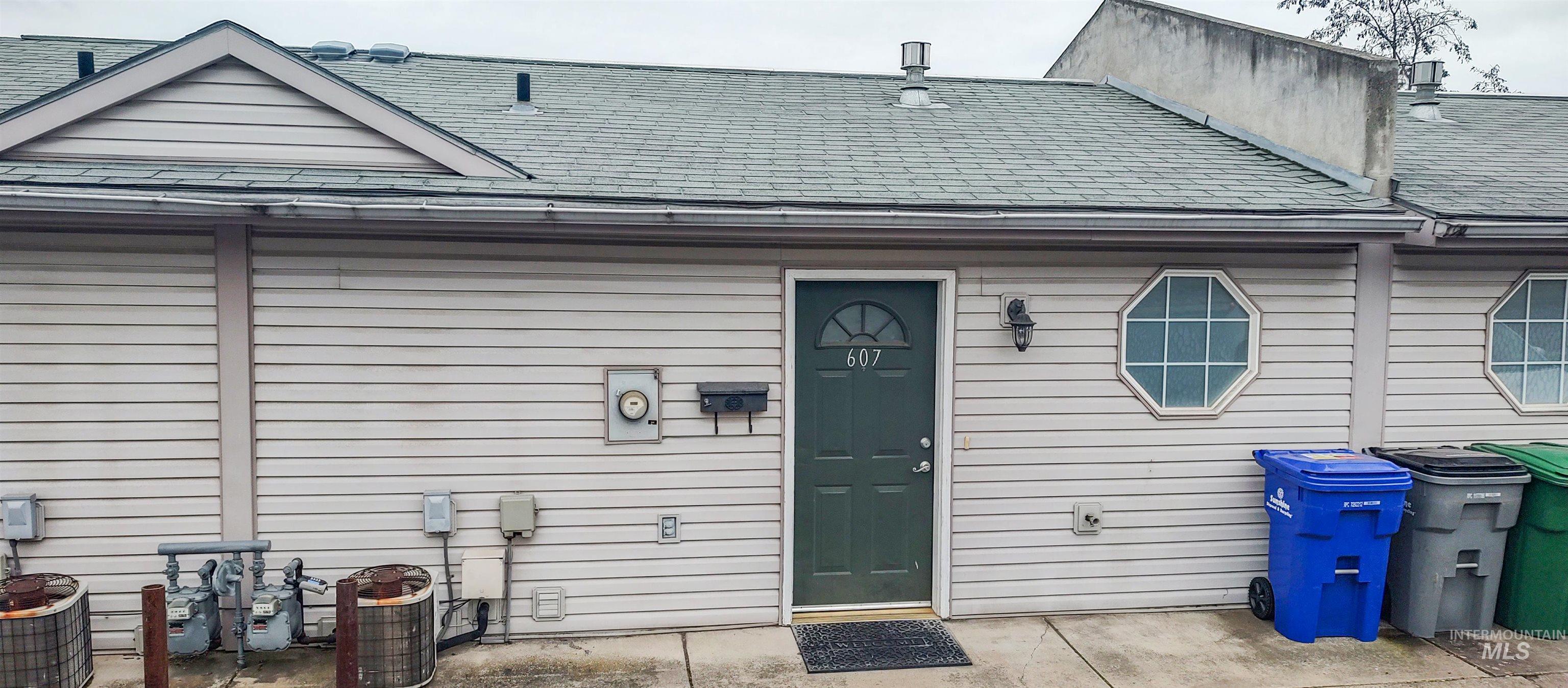 607 Park Street Lewiston, ID 83501 - Photo 1 of 40 Front view of Condo with a shingled roof