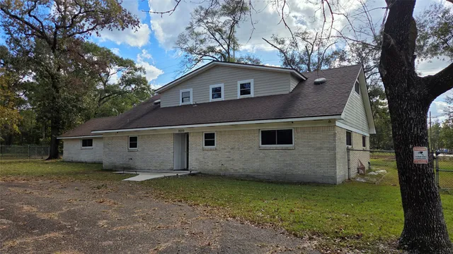 a view of house with a yard