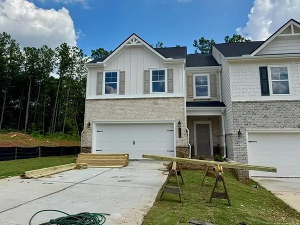 a view of a yard in front of house