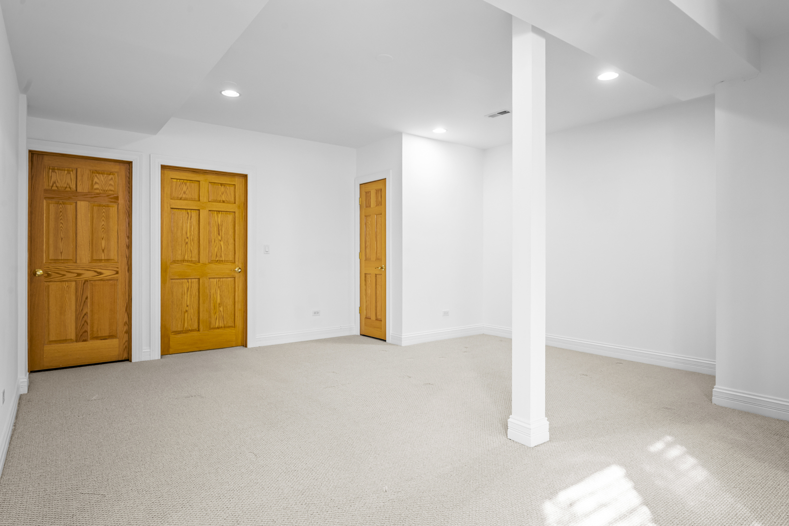516 Drexel Avenue Glencoe, IL 60022 - Photo 24 of 32 a view of an empty room with a window