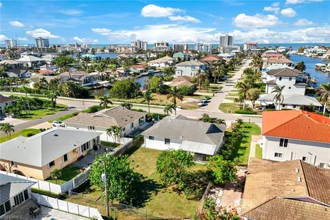 $1,399,000 | 9940 Vanderbilt Drive, Naples, FL 34108