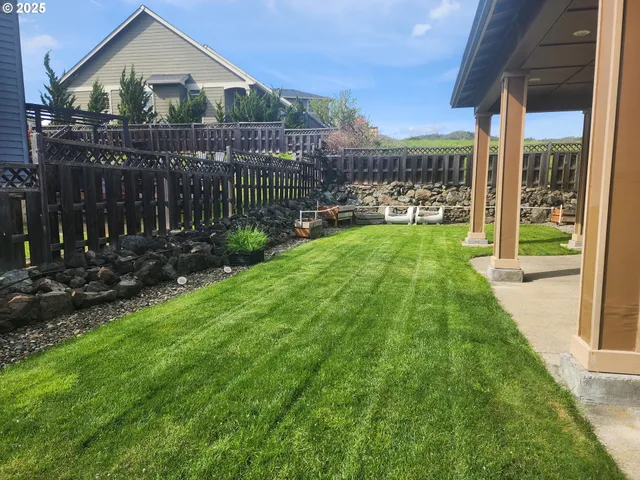 a view of a house with backyard porch and porch