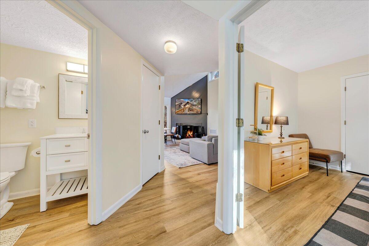 709 Laurelwood Roseland, VA 22967 - Photo 5 of 36 04-MIB07440