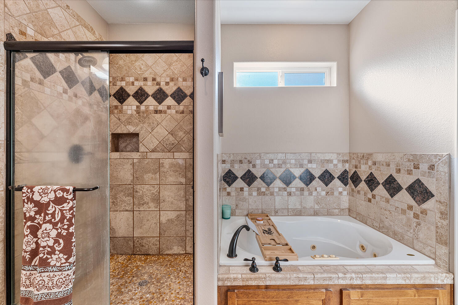 72 Pineridge Lane Eagle Point, OR 97524 - Photo 21 of 34 a bathroom with a bathtub and shower