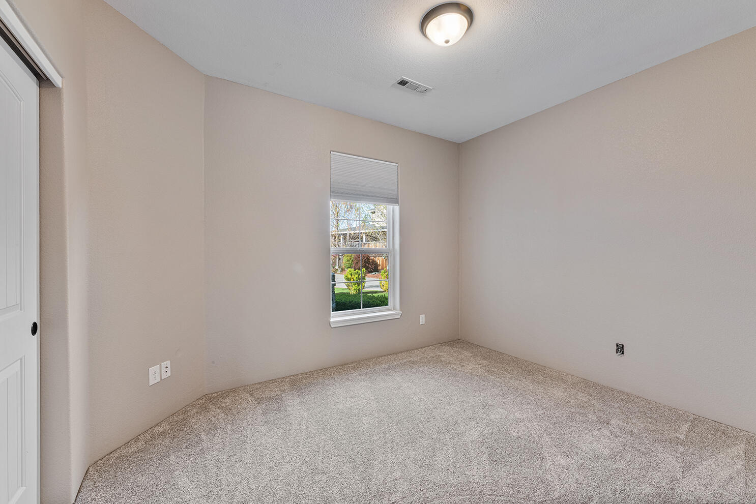 72 Pineridge Lane Eagle Point, OR 97524 - Photo 27 of 34 an empty room with windows