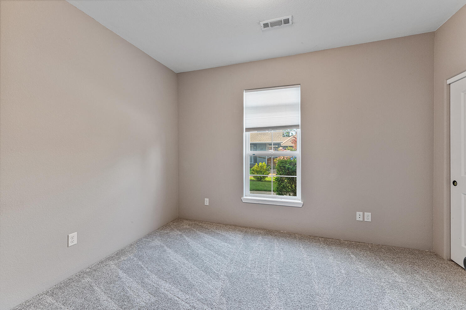 72 Pineridge Lane Eagle Point, OR 97524 - Photo 28 of 34 an empty room with a window