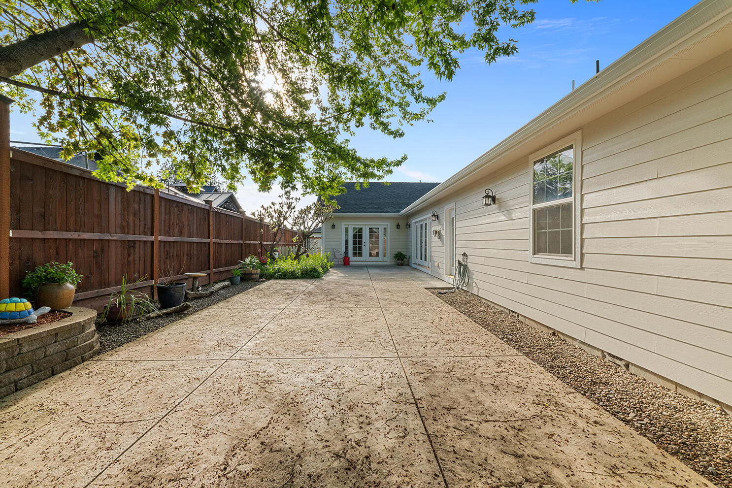 72 Pineridge Lane Eagle Point, OR 97524 - Photo 33 of 34 a view of a backyard with potted plants and a large tree