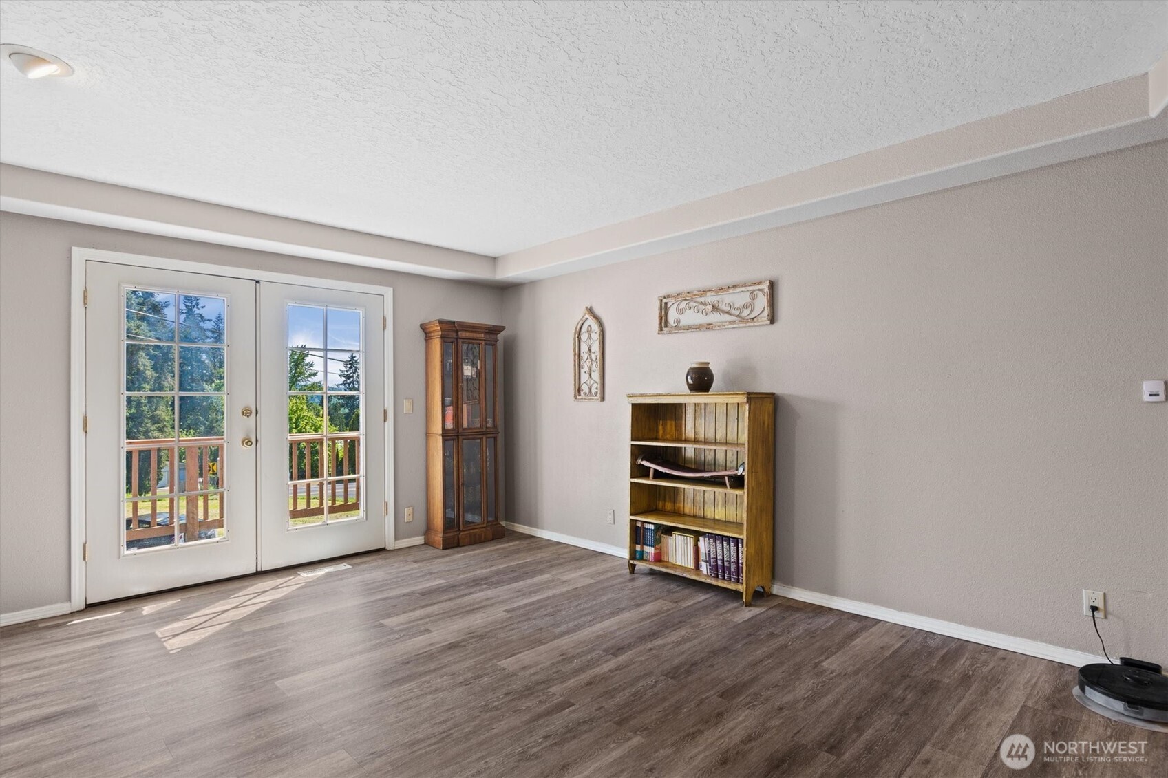 132 Lone Oak Road Longview, WA 98632 - Photo 13 of 40 a view of a livingroom with wooden furniture