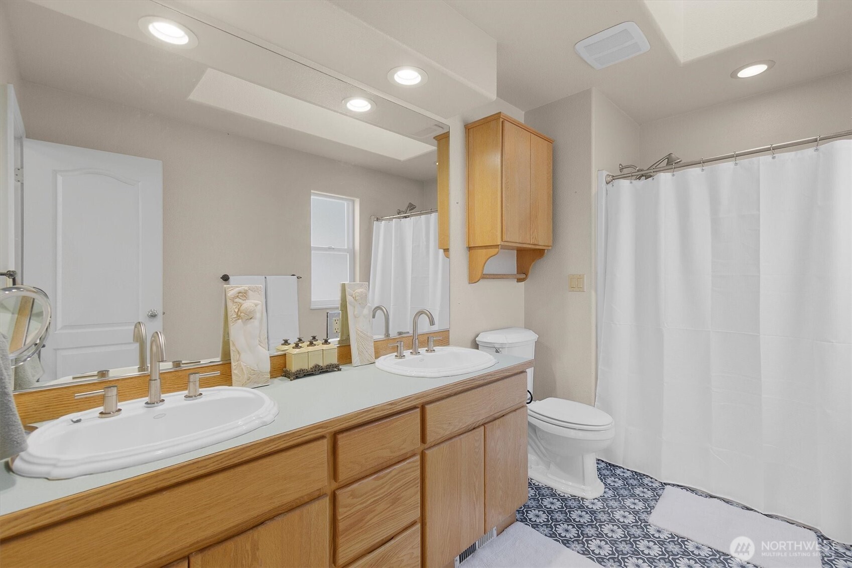 132 Lone Oak Road Longview, WA 98632 - Photo 22 of 40 a bathroom with a double vanity sink toilet and a mirror