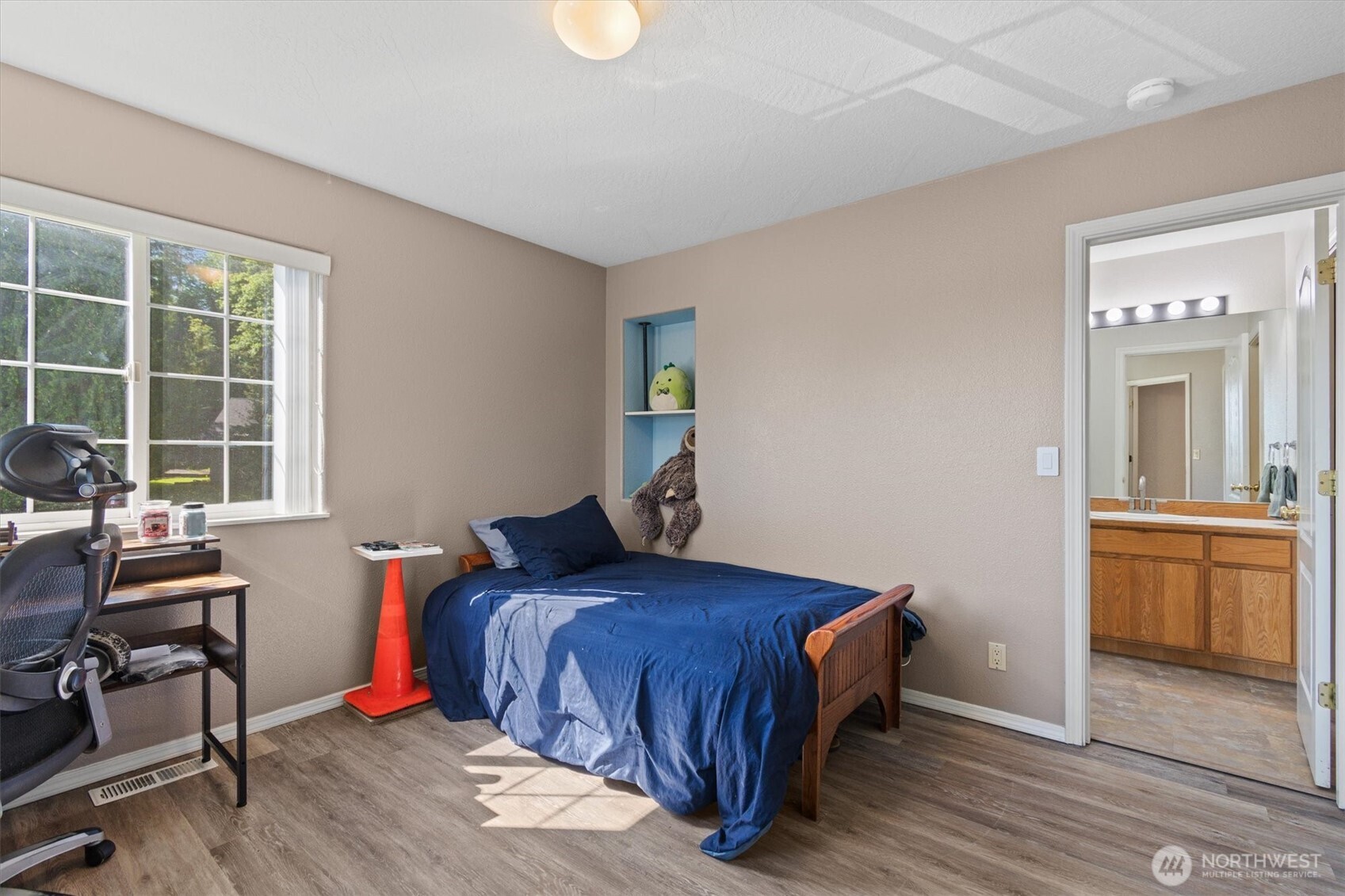 132 Lone Oak Road Longview, WA 98632 - Photo 27 of 40 a bedroom with a bed and a desk