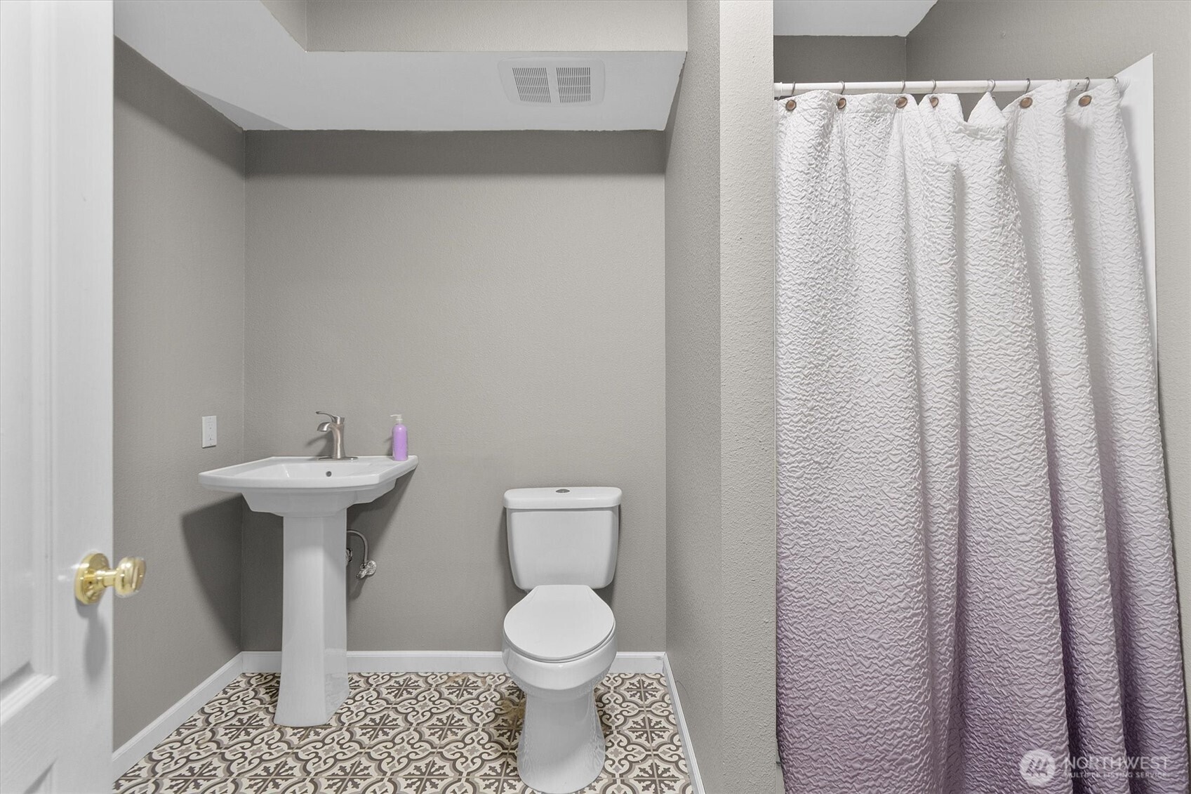 132 Lone Oak Road Longview, WA 98632 - Photo 30 of 40 a bathroom with a sink toilet and a mirror