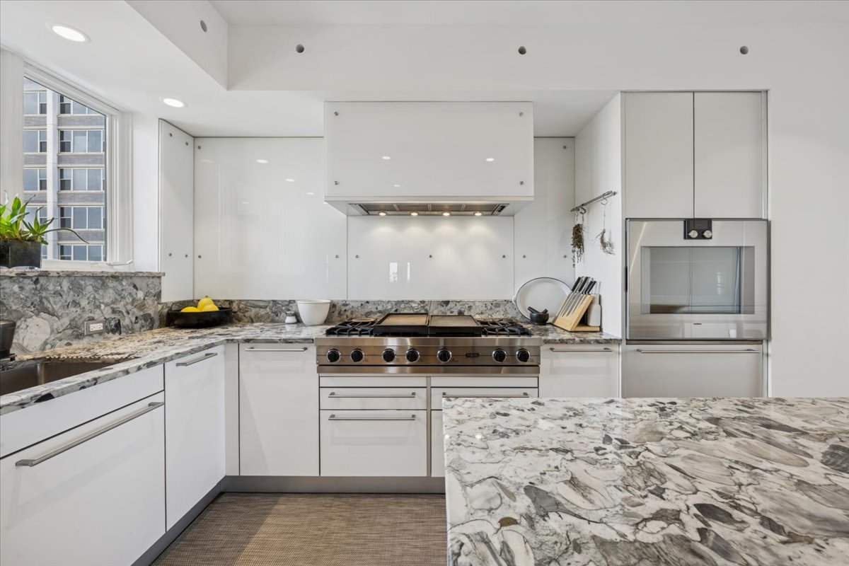 707 West Jr Terrace, Unit 10 Chicago, IL 60613 - Photo 18 of 42 a kitchen with stainless steel appliances a stove a sink and a refrigerator