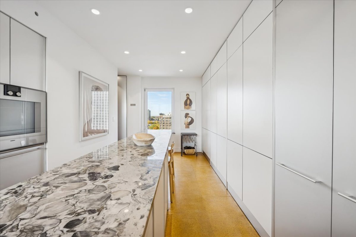 707 West Jr Terrace, Unit 10 Chicago, IL 60613 - Photo 21 of 42 a hallway with a large window