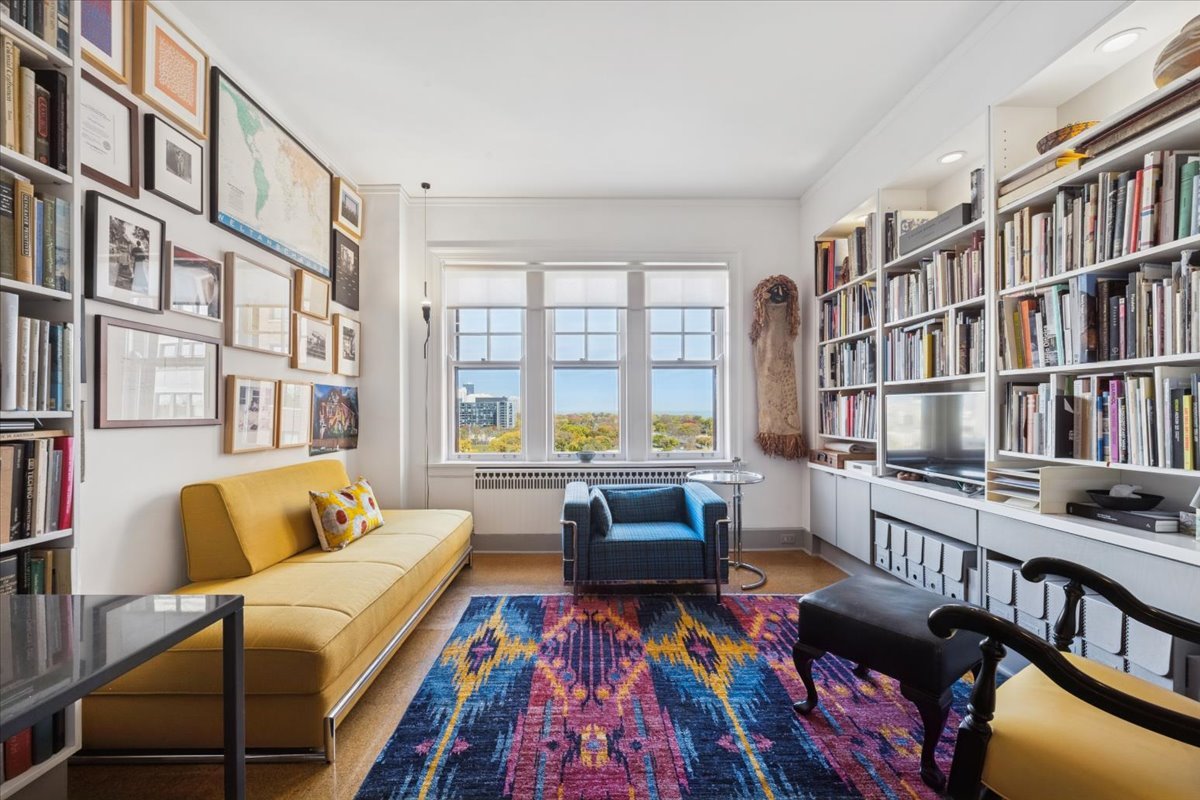 707 West Jr Terrace, Unit 10 Chicago, IL 60613 - Photo 24 of 42 a living room with furniture and a book shelf