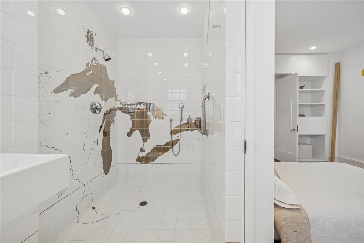 707 West Jr Terrace, Unit 10 Chicago, IL 60613 - Photo 28 of 42 a bathroom with a sink a toilet and shower