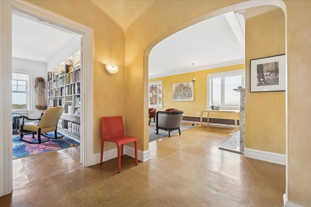 707 West Jr Terrace, Unit 10 Chicago, IL 60613 - Photo 4 of 42 a living room with furniture and a painting on the wall