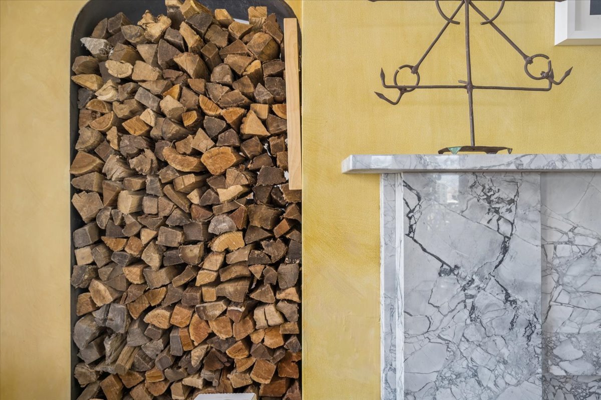 707 West Jr Terrace, Unit 10 Chicago, IL 60613 - Photo 8 of 42 a bathroom with a shower curtain