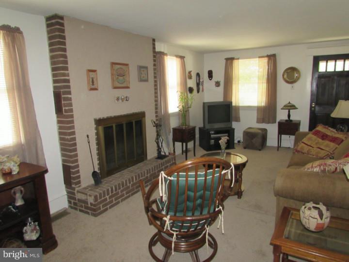 206 Paine Street Riverside, NJ 08075 - Photo 5 of 22 Living Room