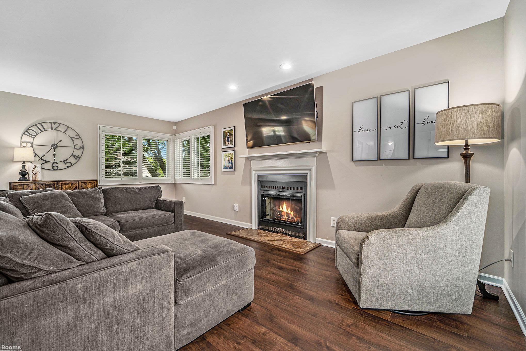 464 Farmridge Court Rochester, MI 48307 - Photo 5 of 19 50176433-10c6e21c-5878-4ee3-986d-ac7009a3e261.JPG