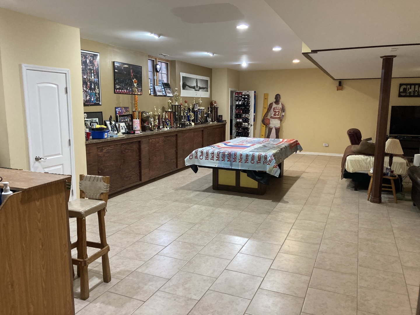 8619 West Sunset Road Niles, IL 60714 - Photo 28 of 37 a living room with furniture and a table