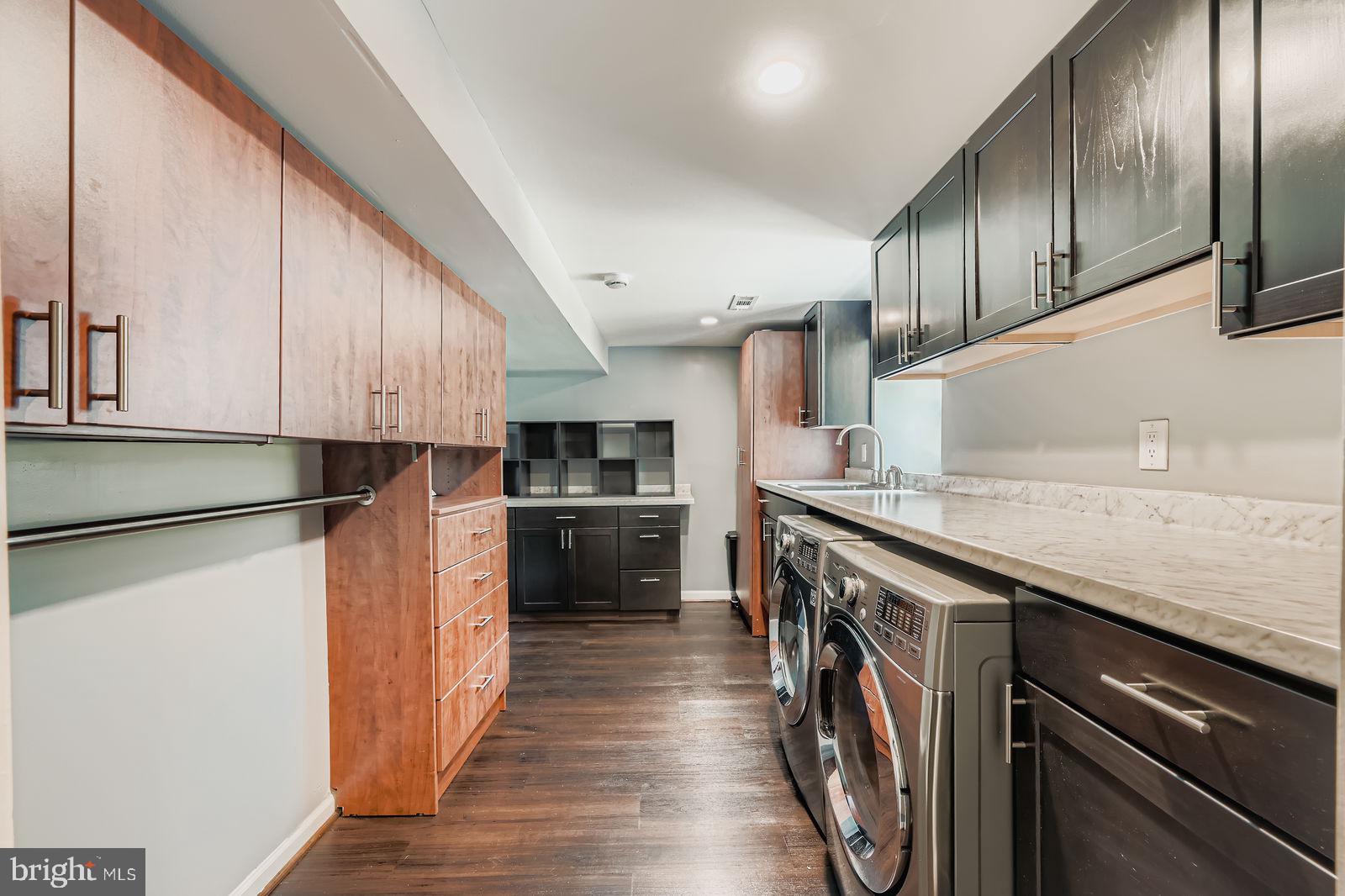 6205 Ridgeview Avenue Baltimore, MD 21206 - Photo 18 of 34 a kitchen with granite countertop a refrigerator a stove and a sink