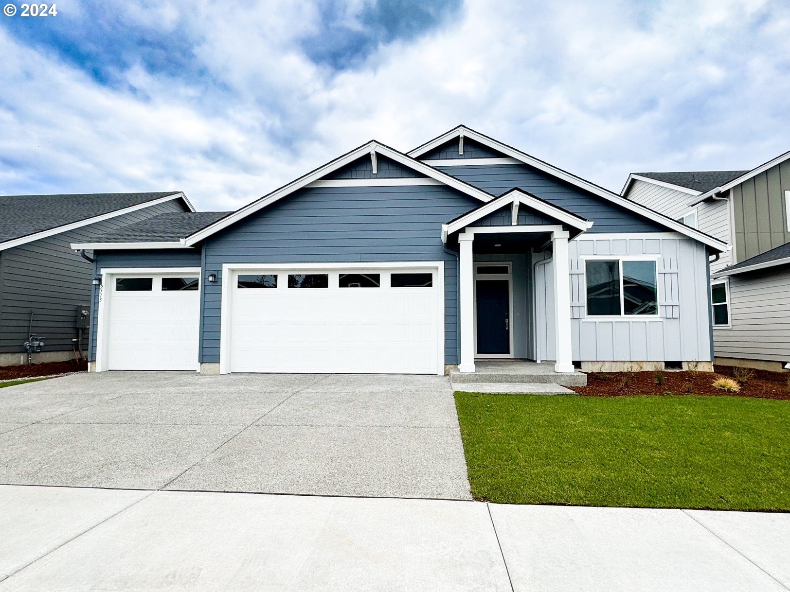 2816 South 7th Circle Ridgefield, WA 98642 - Photo 1 of 25 a front view of a house with a yard and garage