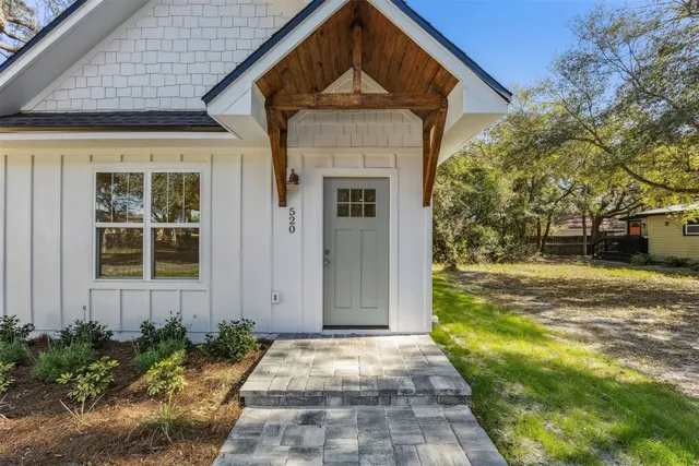 a view of a house with backyard and garden