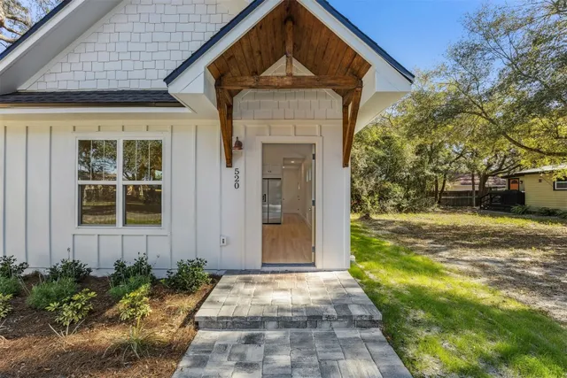 a view of a house with backyard and garden