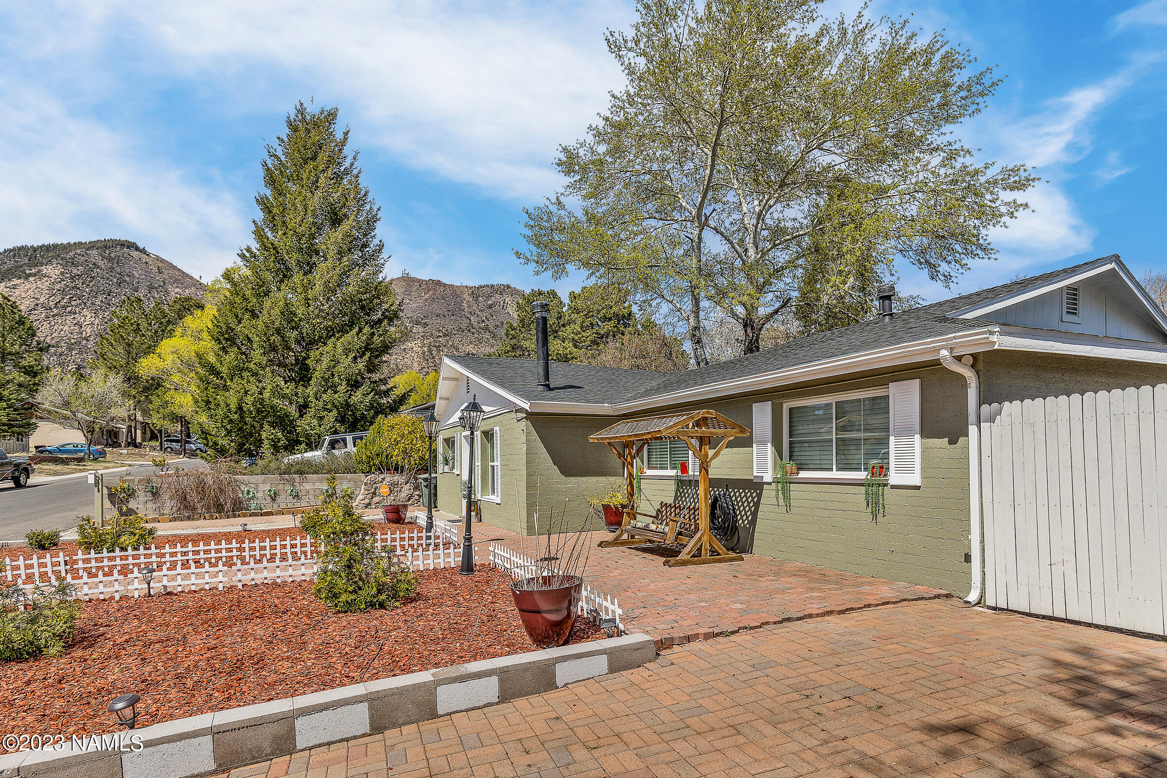 3212 North Manor Road Flagstaff, AZ 86004 - Photo 4 of 33 New paint, new roof!