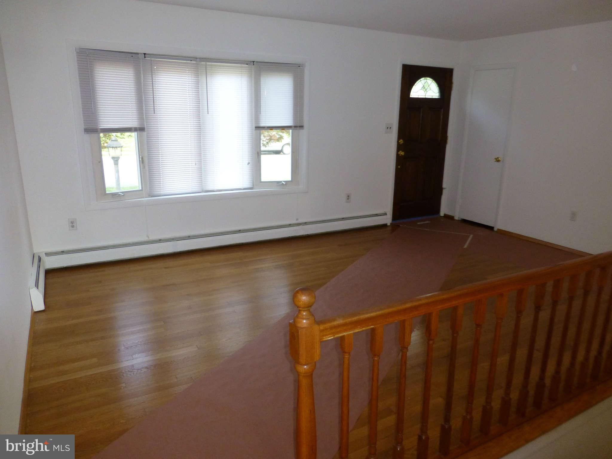 13619 Kingsman Road Woodbridge, VA 22193 - Photo 8 of 20 Living Room