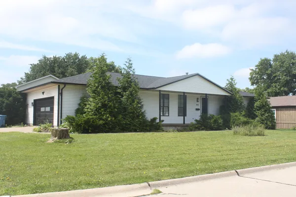 $269,900 | 816 Oaklawn Avenue, East Moline, IL 61244