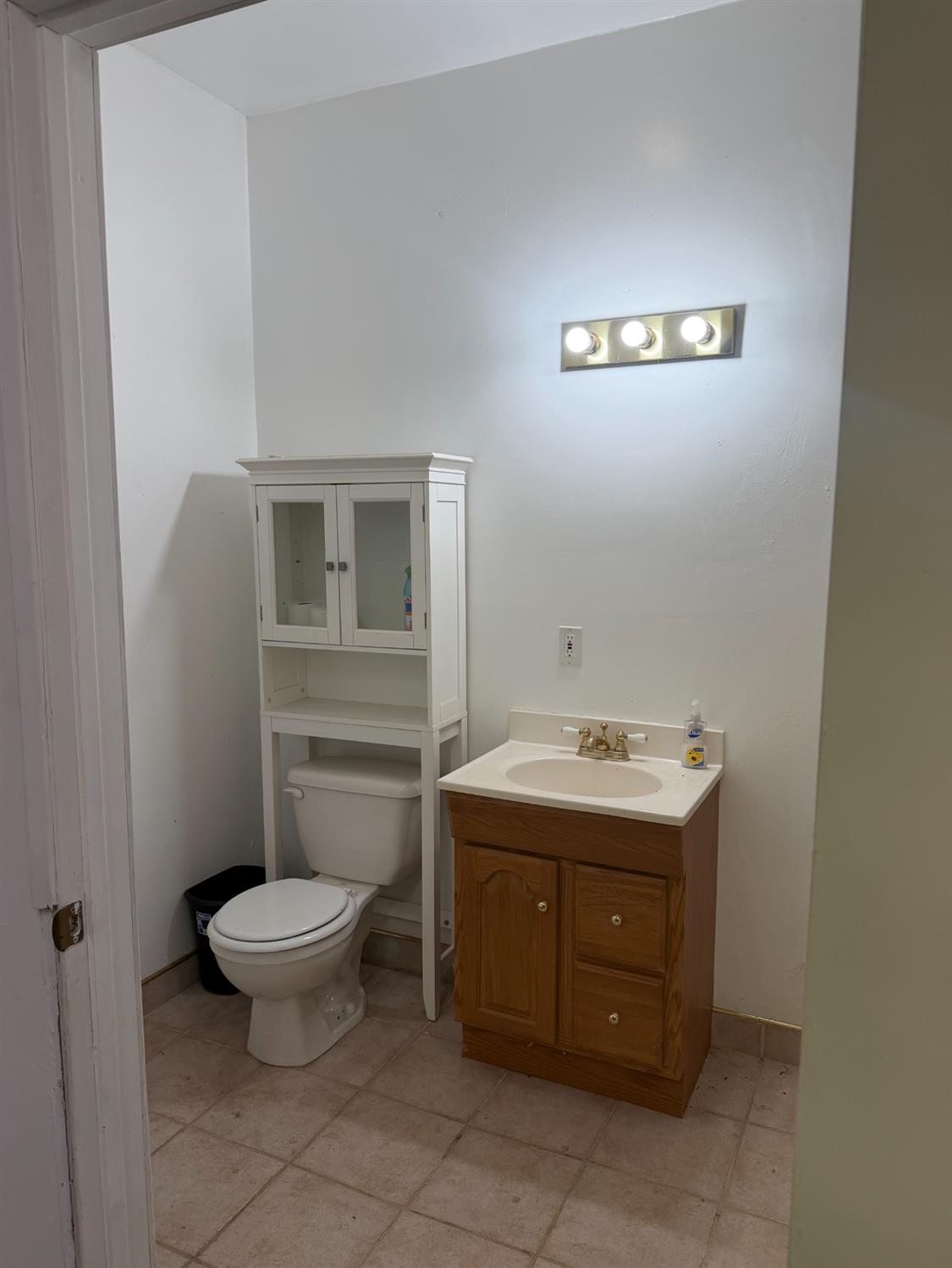 5712 East Jahant Road Galt, CA 95632 - Photo 25 of 42 Full bath in garage.
