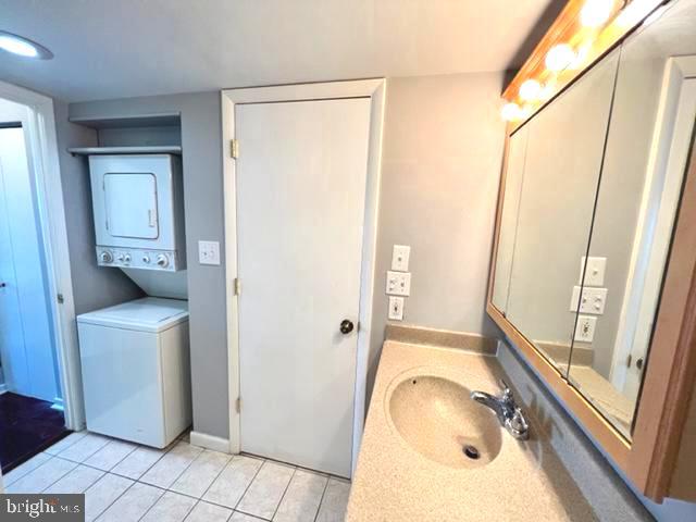 2111 Wisconsin Avenue Northwest, Unit 420 Washington, DC 20007 - Photo 15 of 28 a bathroom with a tub sink and a mirror