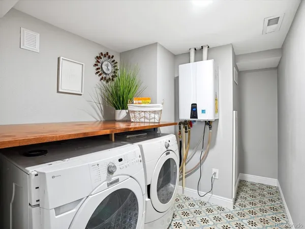 a view of entryway with washer and dryer