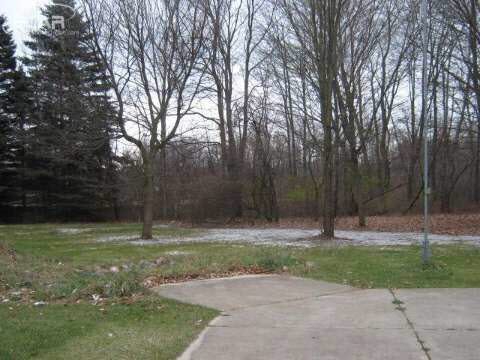 8265 Bennett Lake Road Fenton, MI 48430 - Photo 3 of 15 20425328-2.JPG