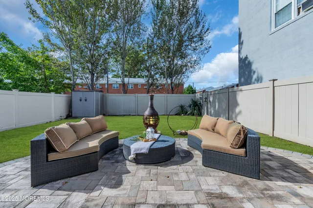 a view of a house with backyard and garden