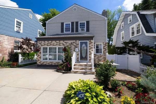 $749,000 | 4 Nassau Boulevard, Lynbrook, NY 11563