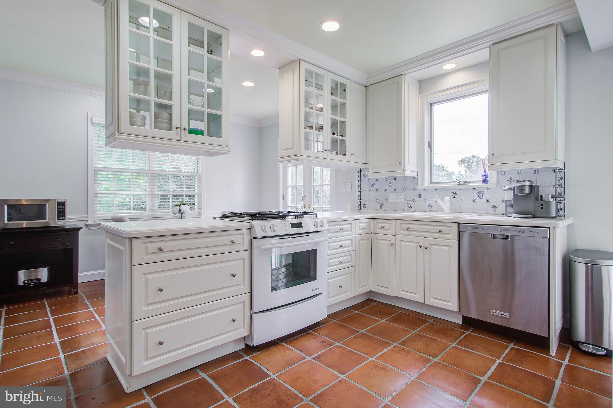 5814 Walton Road Bethesda, MD 20817 - Photo 7 of 29 kitchen with gas stove