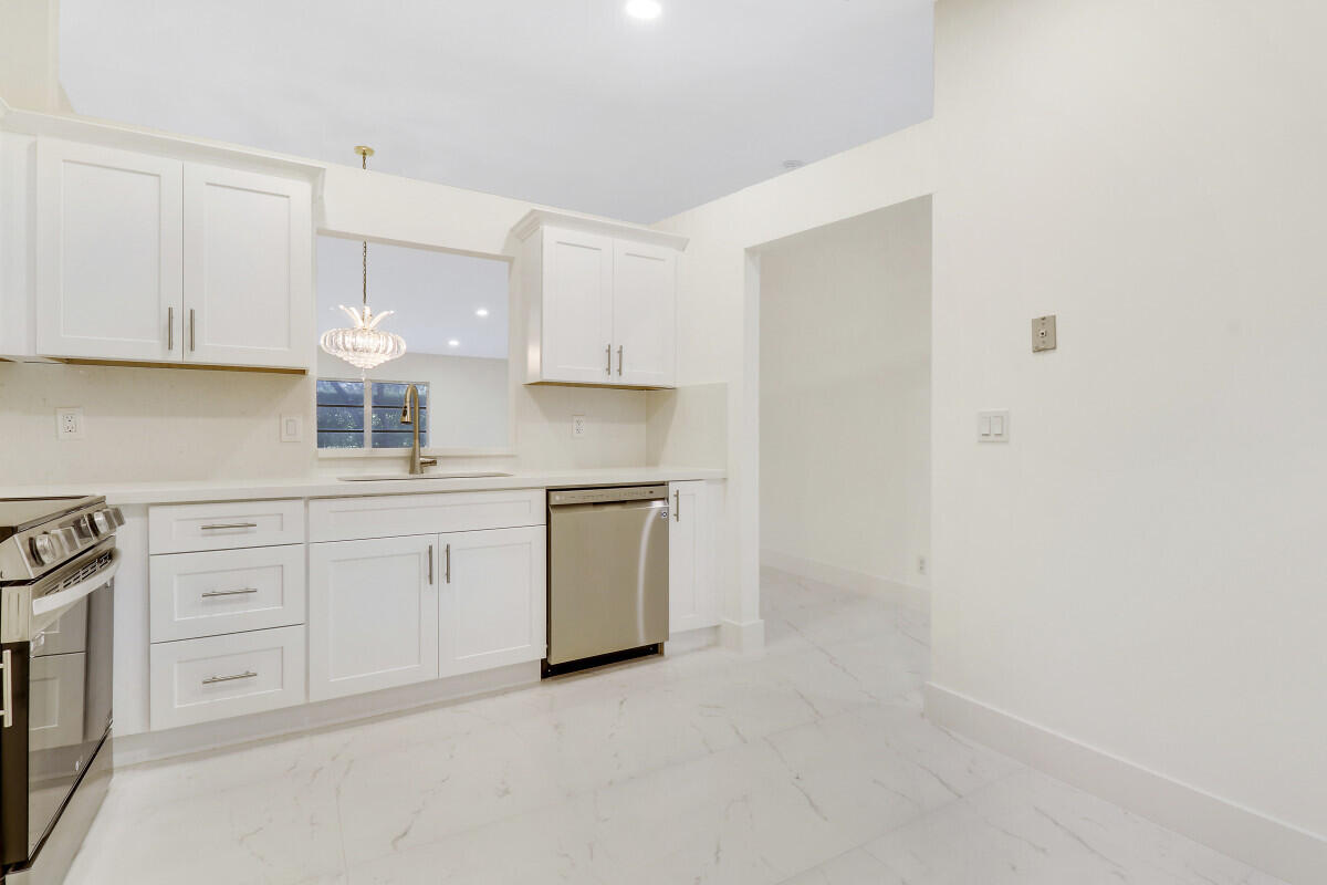 8273 Springtree Road Boca Raton, FL 33496 - Photo 4 of 31 House-121jpg