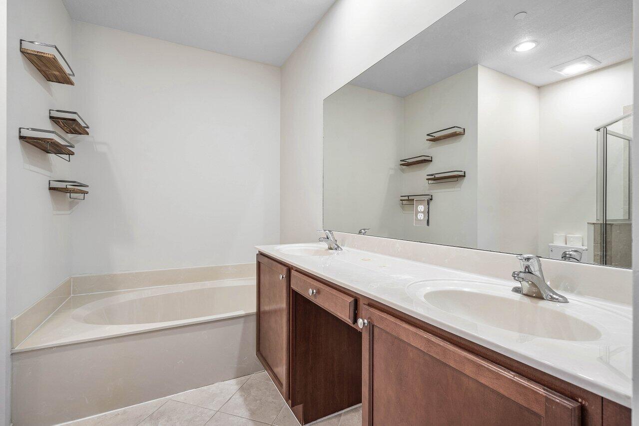 48 Northwest Hawthorne Place Boca Raton, FL 33432 - Photo 23 of 35 Primary Bathroom with Roman Tub