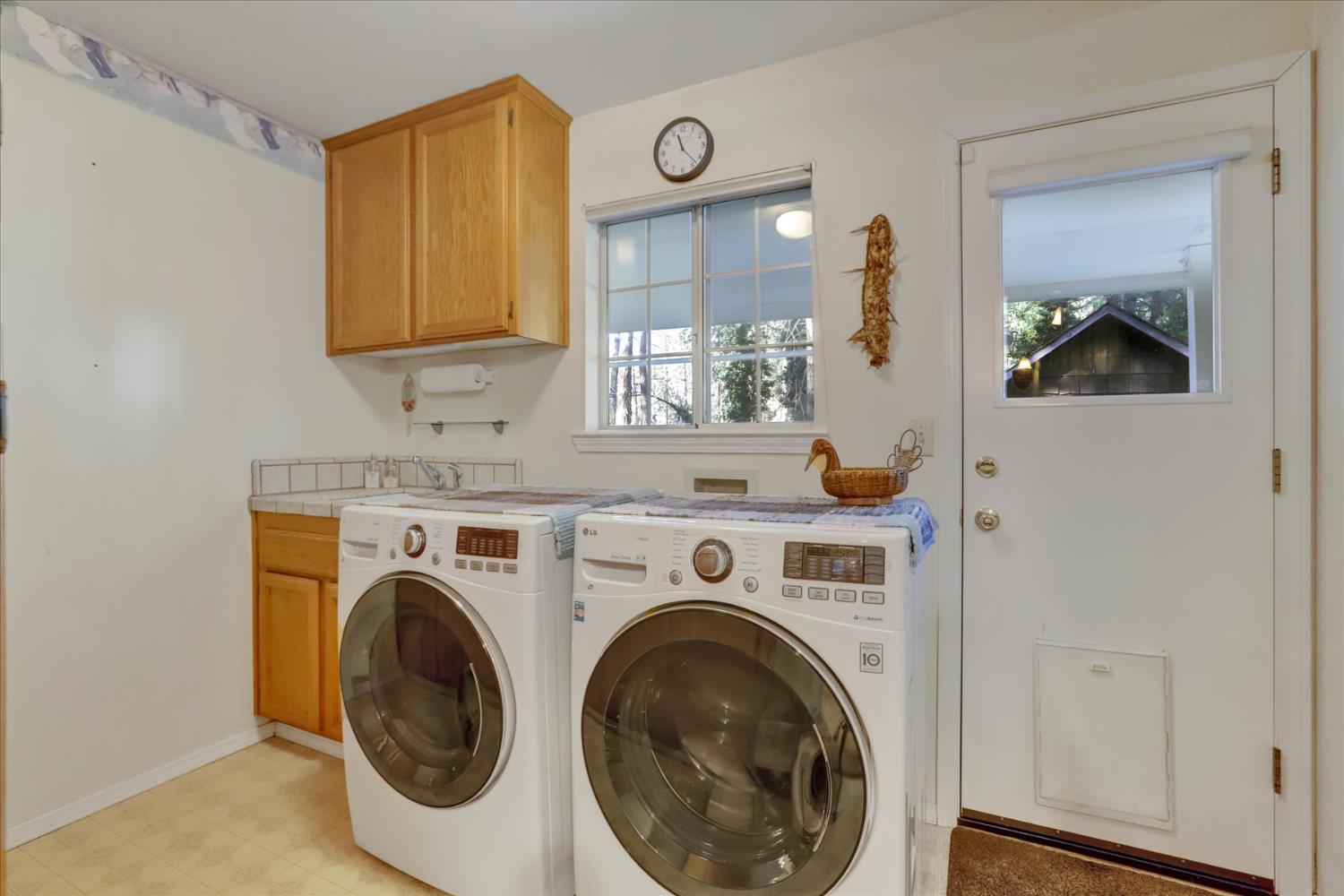 12746 Quaker Hill Cross Road Nevada City, CA 95959 - Photo 32 of 99 a view of livingroom with washer and dryer