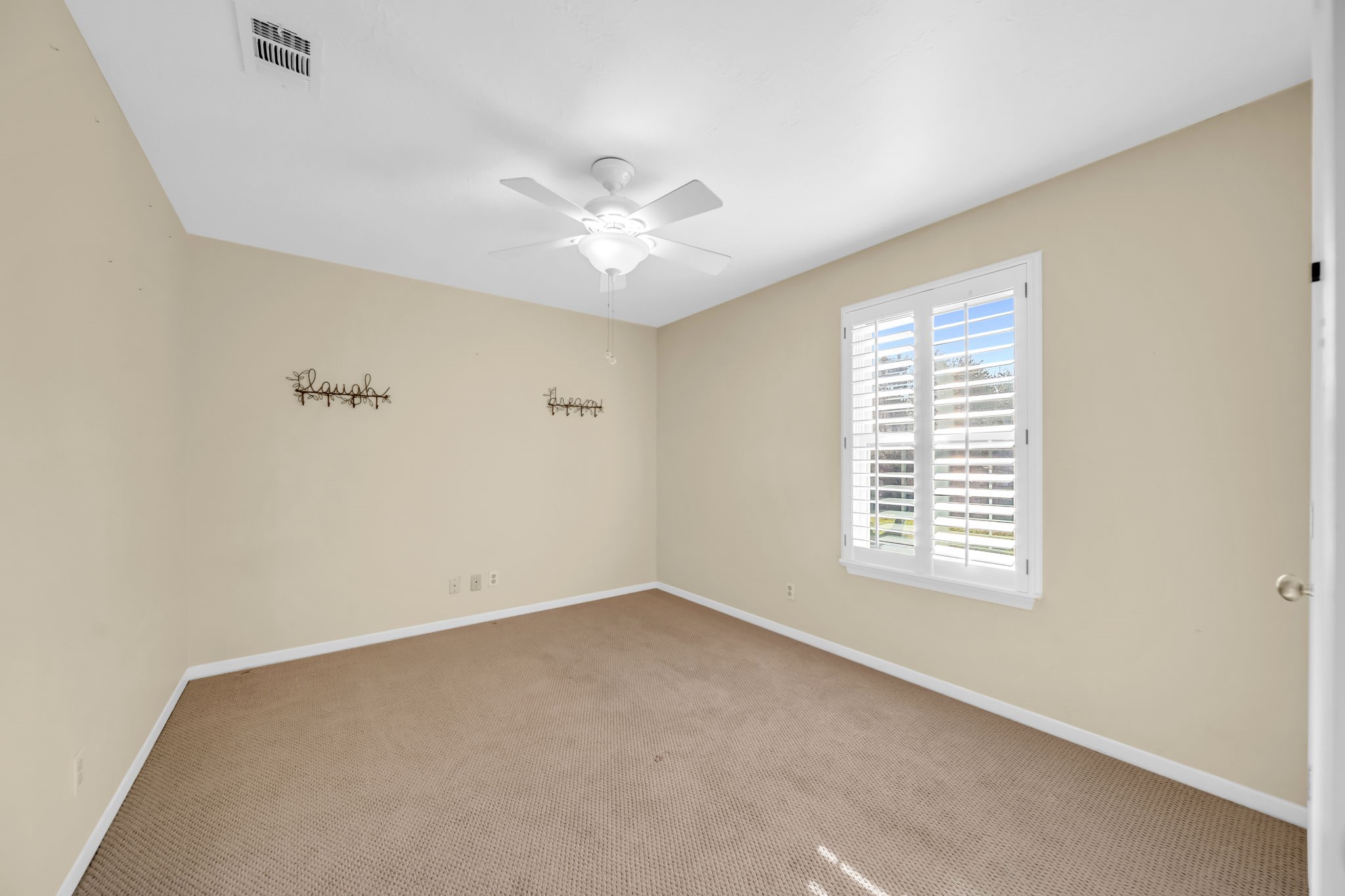 115 Heather Lane Conroe, TX 77385 - Photo 18 of 28 an empty room with windows and fan