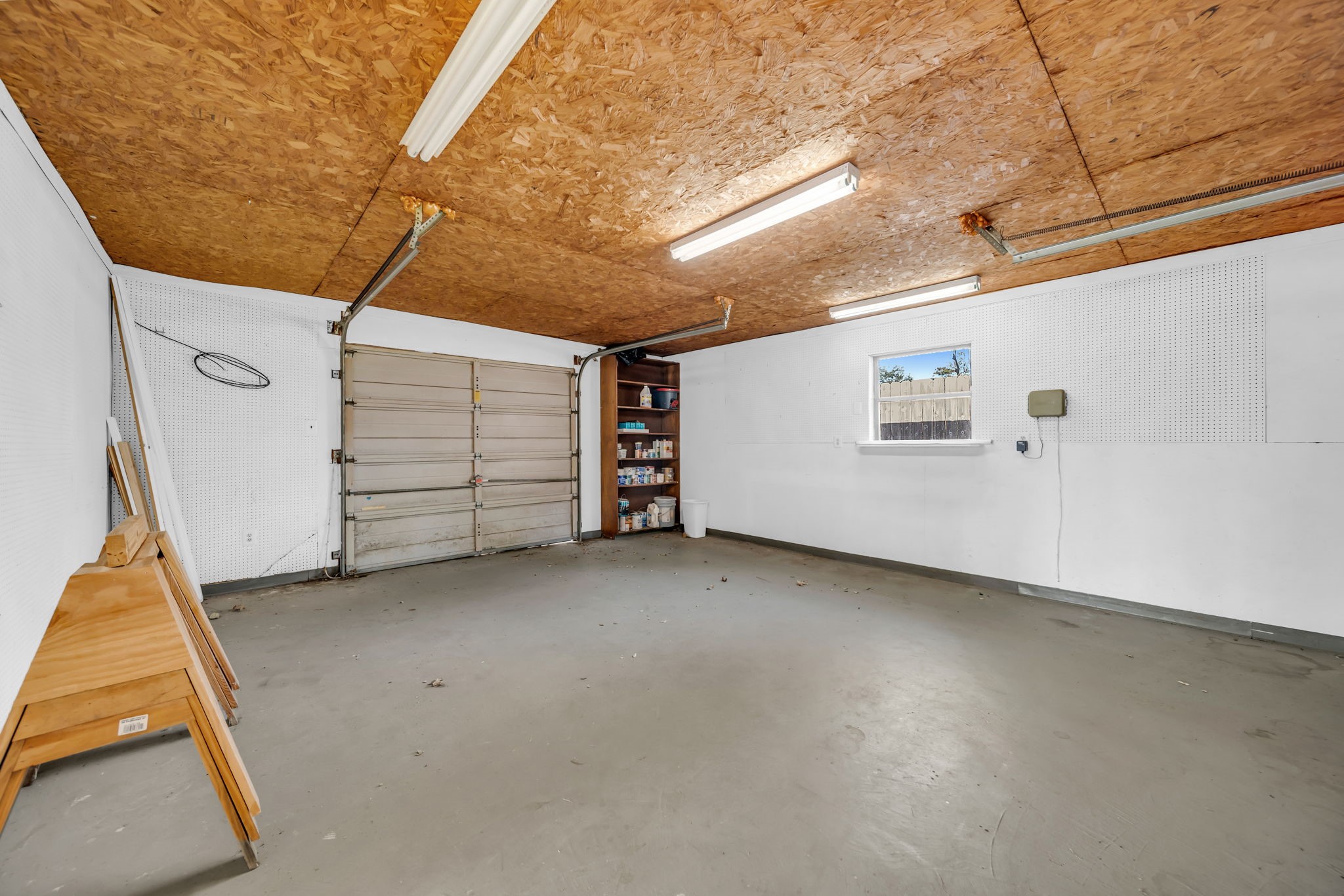 115 Heather Lane Conroe, TX 77385 - Photo 25 of 28 a view of a garage