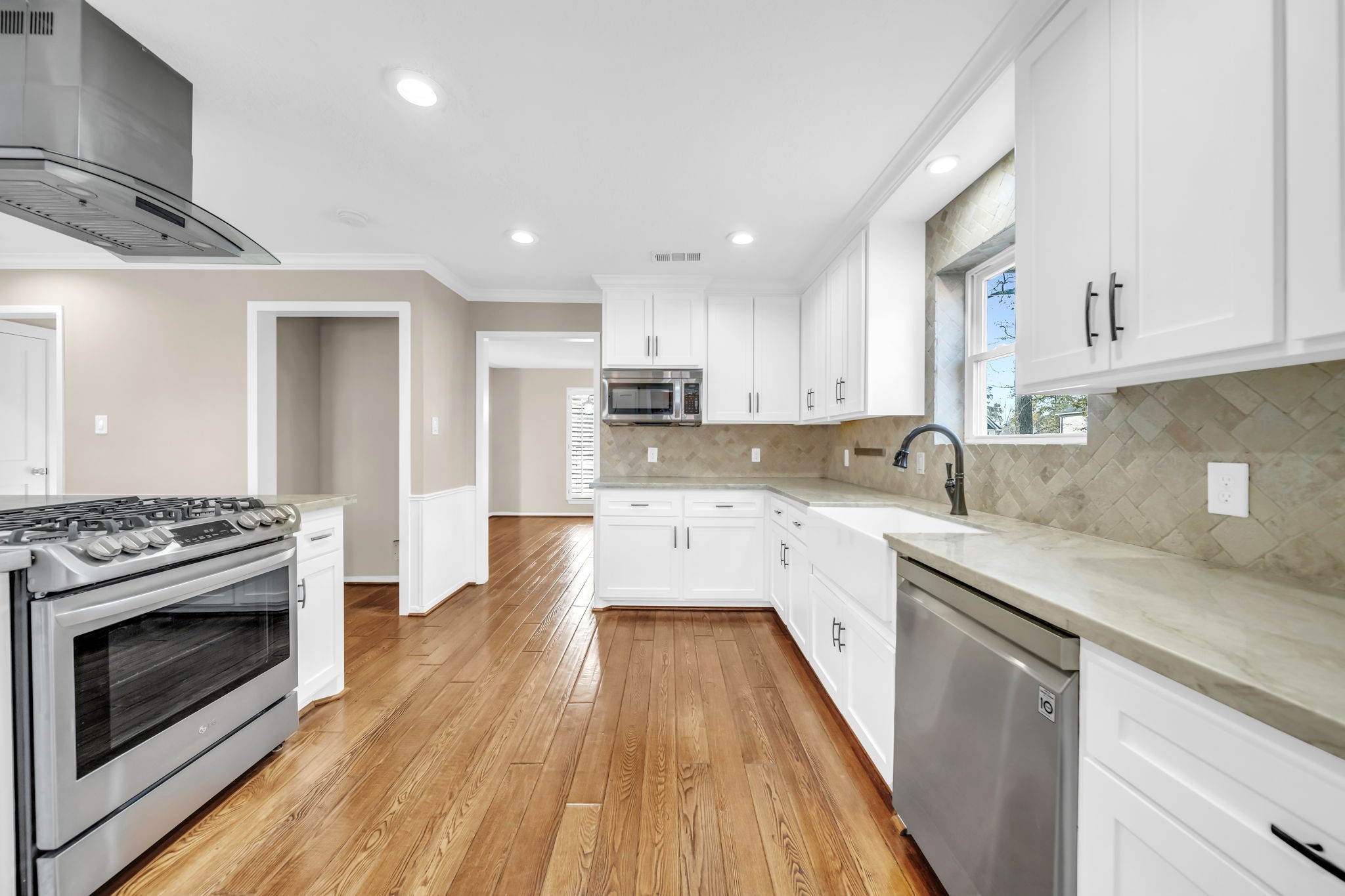 115 Heather Lane Conroe, TX 77385 - Photo 8 of 28 a large kitchen with a stove top oven