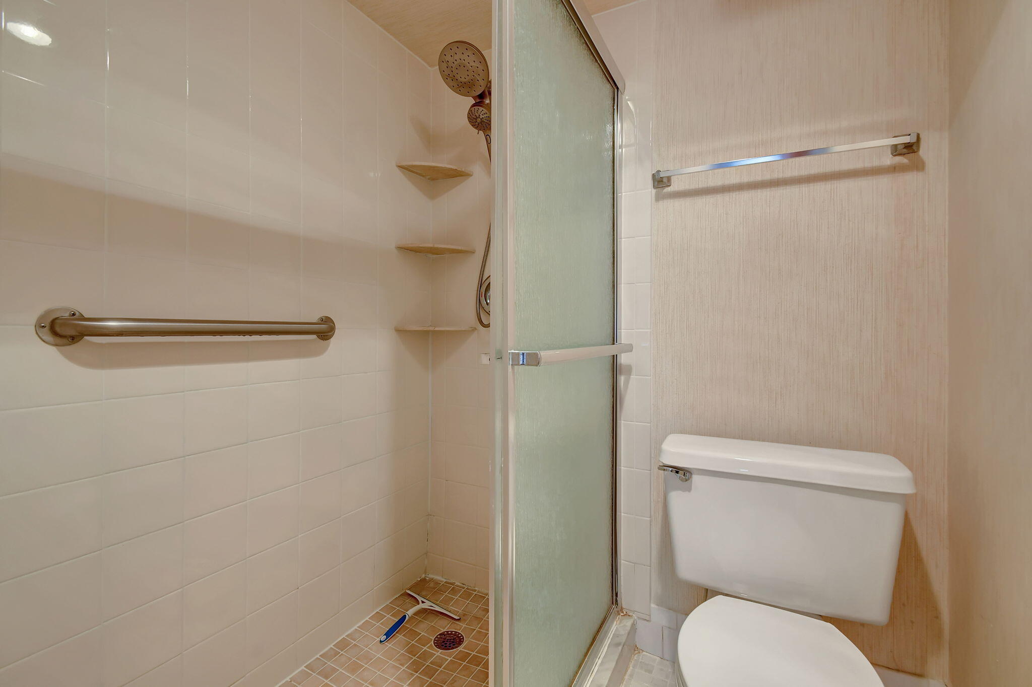 6768 10th Avenue North, Unit 113 Lake Worth, FL 33467 - Photo 23 of 65 Owners Bathroom