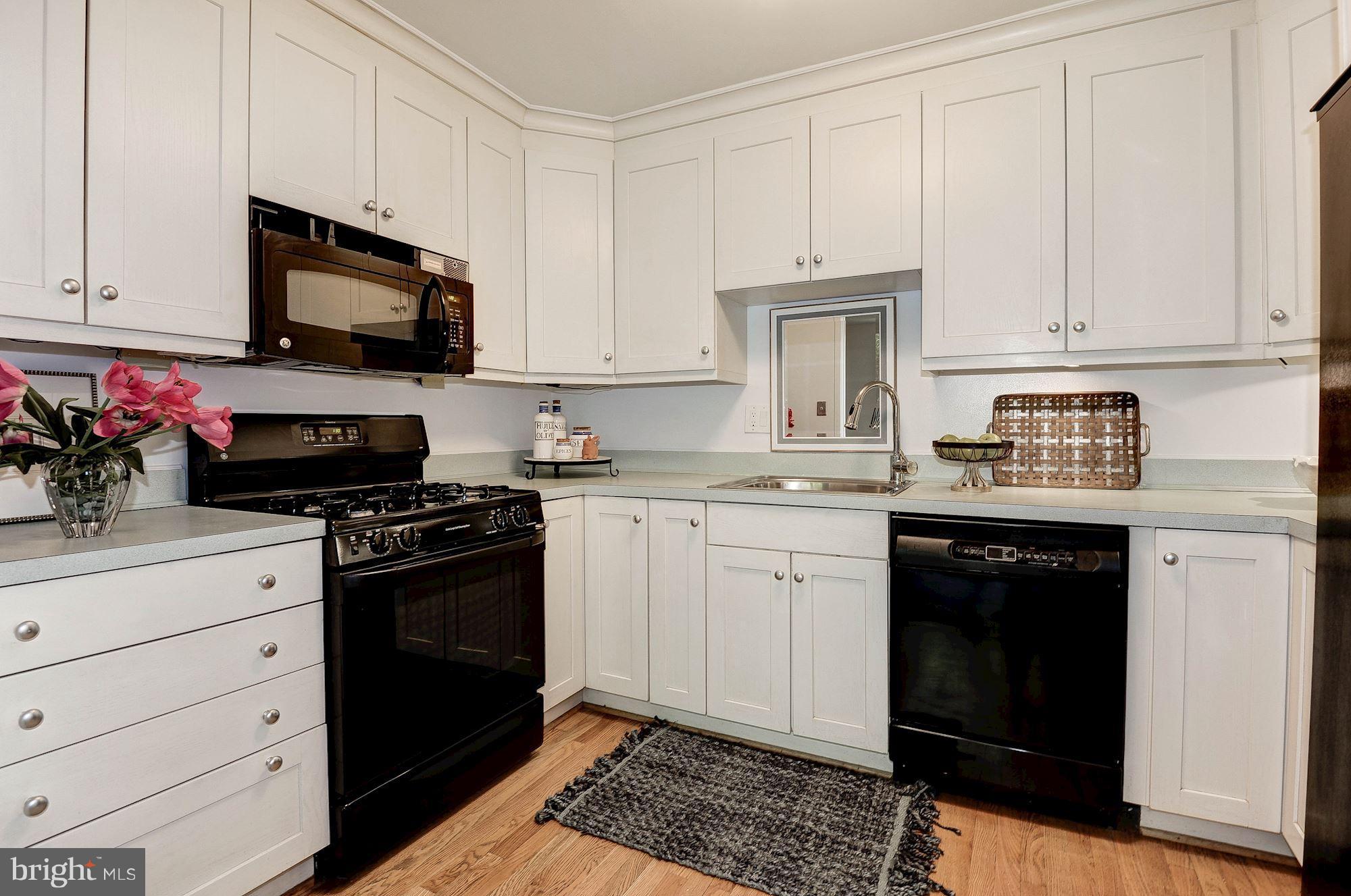 1668 Chimney House Road Reston, VA 20190 - Photo 7 of 29 Kitchen