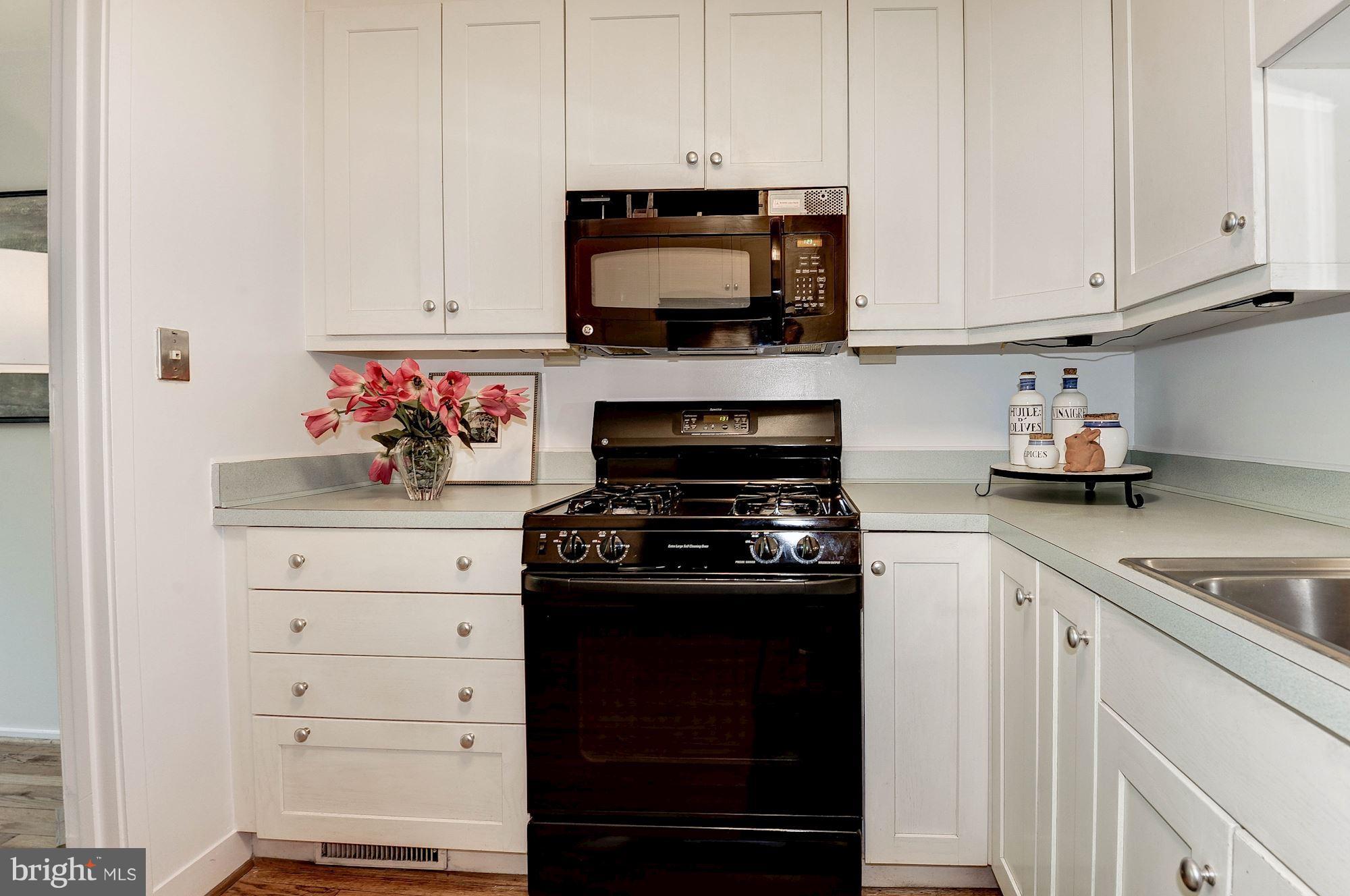 1668 Chimney House Road Reston, VA 20190 - Photo 8 of 29 Kitchen