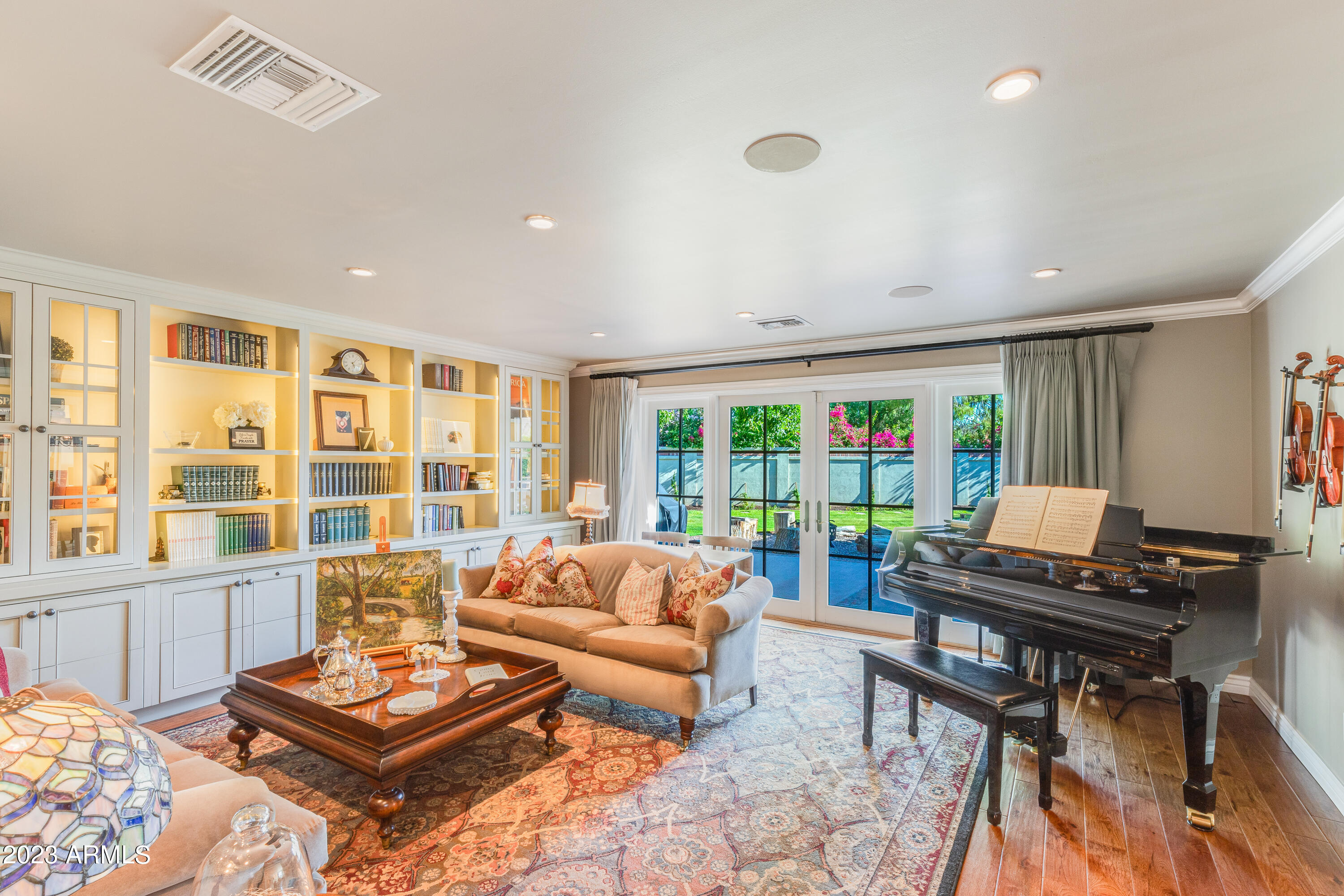 201 West Lamar Road Phoenix, AZ 85013 - Photo 12 of 51 Living room